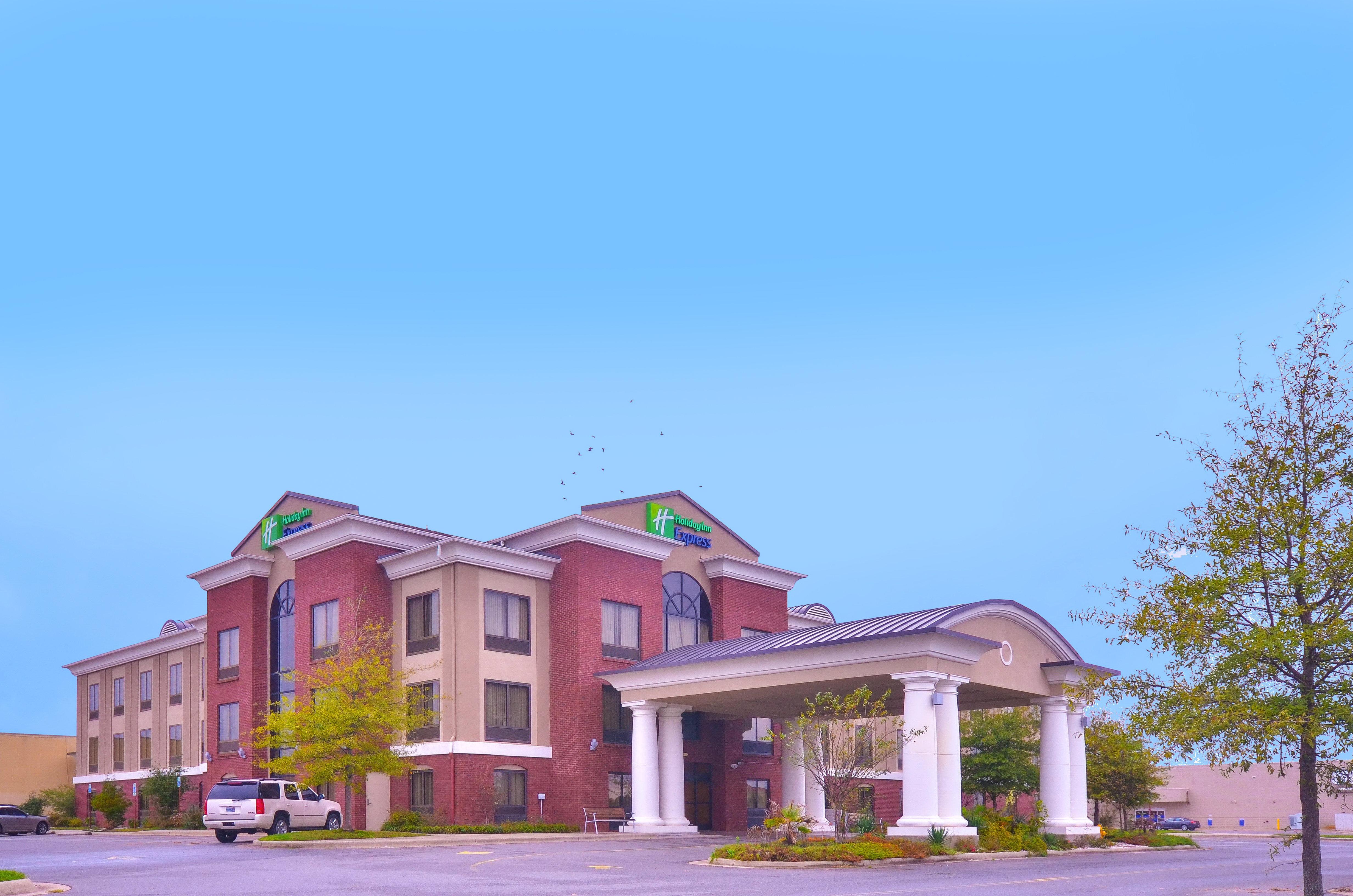 Holiday Inn Express & Suites Pine Bluff/Pines Mall By Ihg Exterior photo